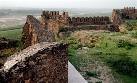 ¡Sumérgete en la Historia y la Belleza del Fuerte Rohtas! Fortaleza imponente de la época Mughal con vistas panorámicas impresionantes