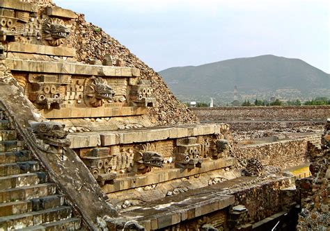 ¡Explora el enigmático Templo de la Serpiente Emplumada en Tula! Una joya arquitectónica prehispánica llena de misterio y magia ancestral.