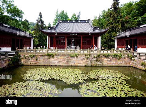 ¡Sumérgete en la Historia y la Belleza Natural del Templo Yuewang!