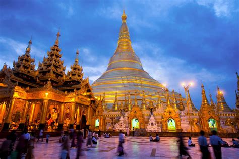  ¿Has Escuchado de la Pagoda del Lago Dorado? Una Estructura Emblemática con Historia y Belleza Natural!